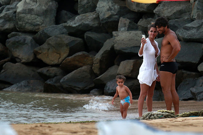 Com estiloso biquíni, Deborah Secco curte praia em família