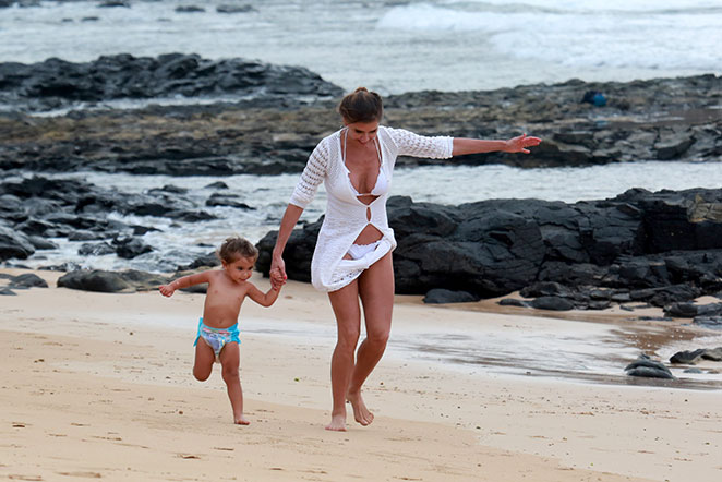 Com estiloso biquíni, Deborah Secco curte praia em família