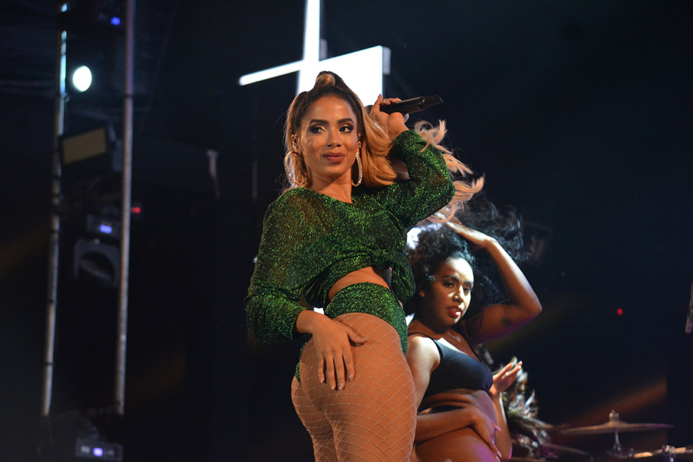 Anitta exibiu look ousado em show