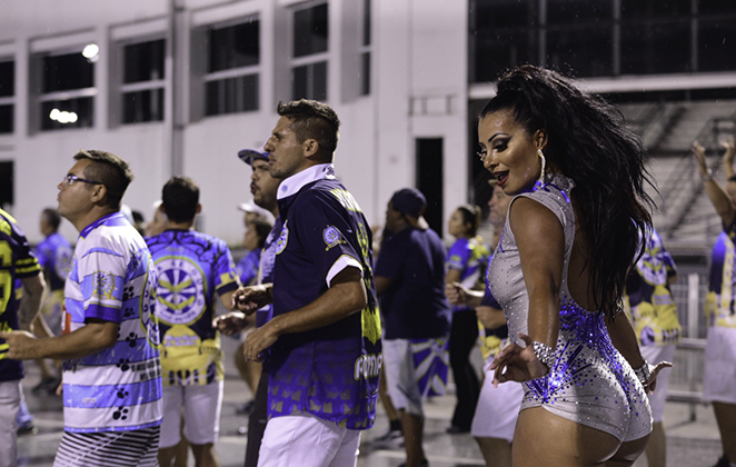 Luisa Mell enfrenta chuva em ensaio de Carnaval