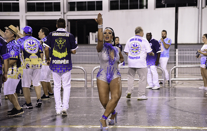 Luisa Mell enfrenta chuva em ensaio de Carnaval