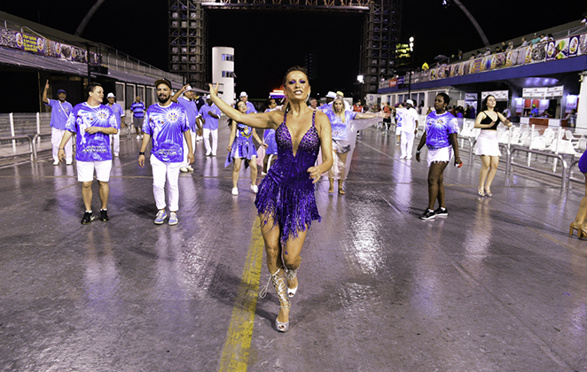 Luisa Mell enfrenta chuva em ensaio de Carnaval