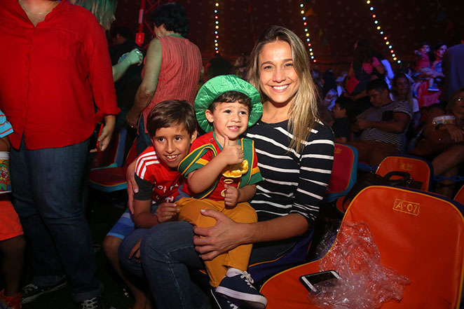 Fernanda Gentil se diverte no circo com os filhos