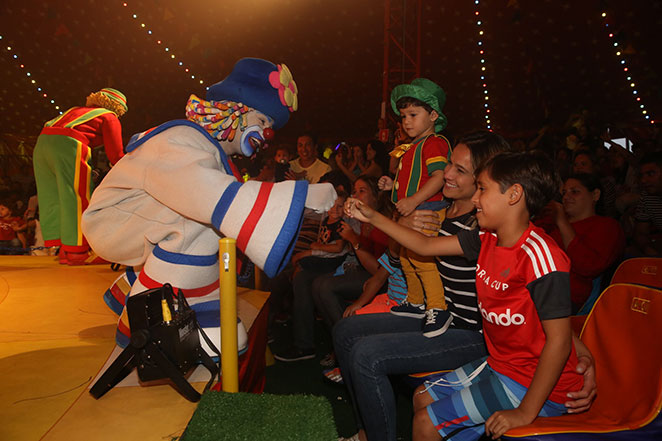 Fernanda Gentil se diverte no circo com os filhos