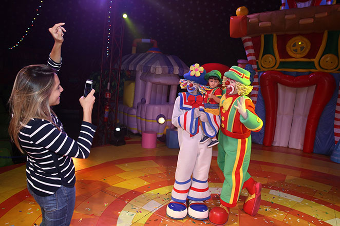 Fernanda Gentil se diverte no circo com os filhos