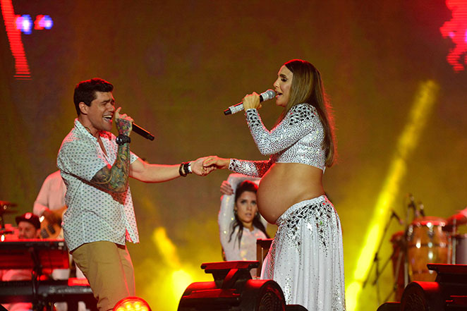 Ivete Sangalo exibe barrigão de grávida em show de Réveillon