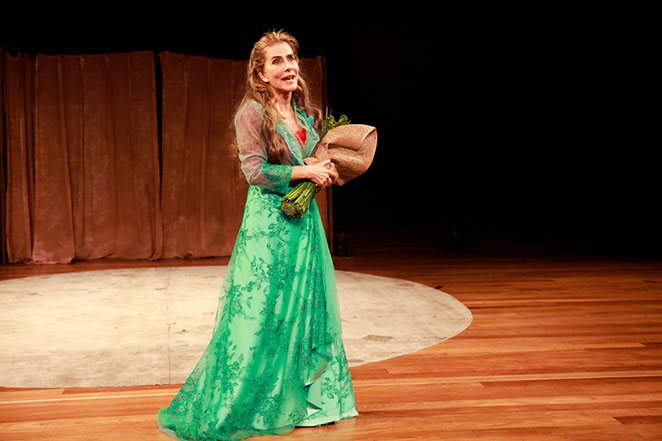 Maitê Proença celebra seus 60 anos em noite de peça