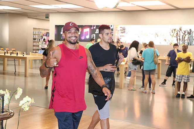 Naldo é clicado passeando com filho em shopping