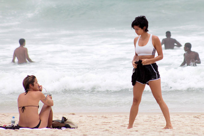 Nanda Costa curte passeio na praia com amiga