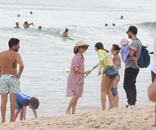 Natalie Portman tem dia de praia em família no Rio