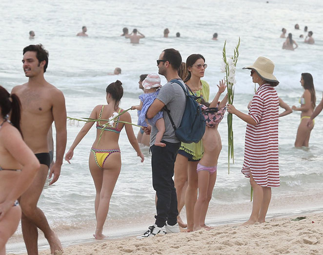 Natalie Portman tem dia de praia em família no Rio