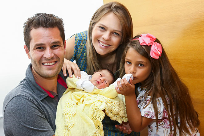 Pedro Leonardo posa em família com sua nova filha