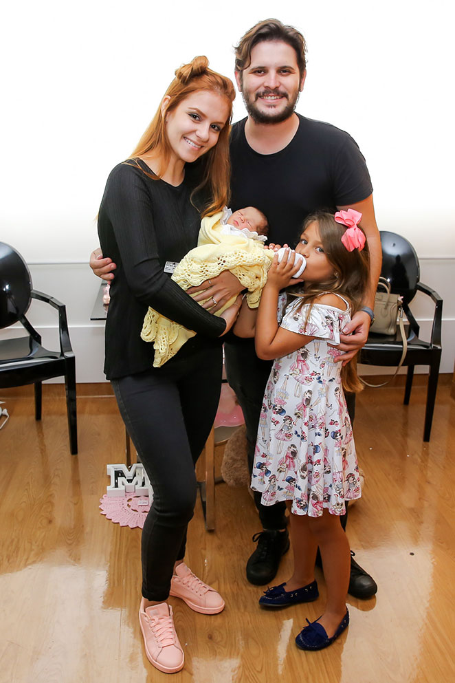 Pedro Leonardo posa em família com sua nova filha