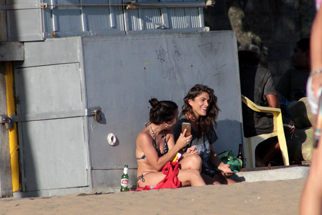 Priscila Fantin se diverte em praia com amiga