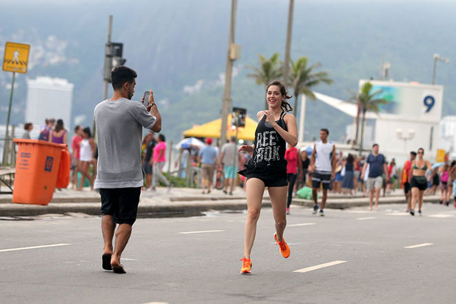 Sophia Abrahão é 'flagrada' pelo namorado em Ipanema