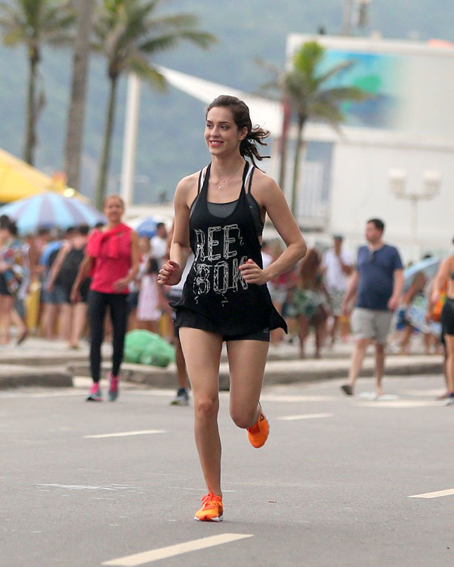 Sophia Abrahão é 'flagrada' pelo namorado em Ipanema