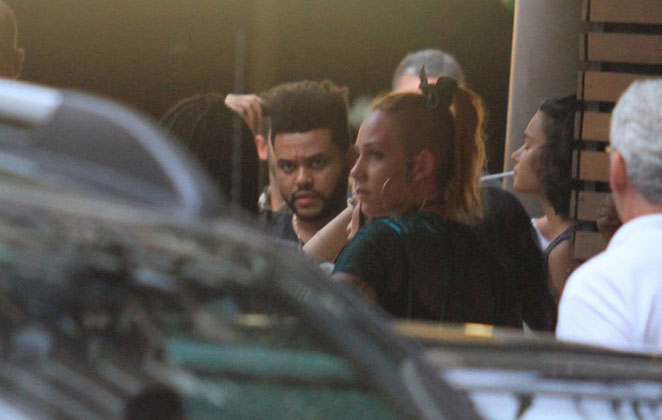 The Weeknd deixa restaurante com várias mulheres no Rio