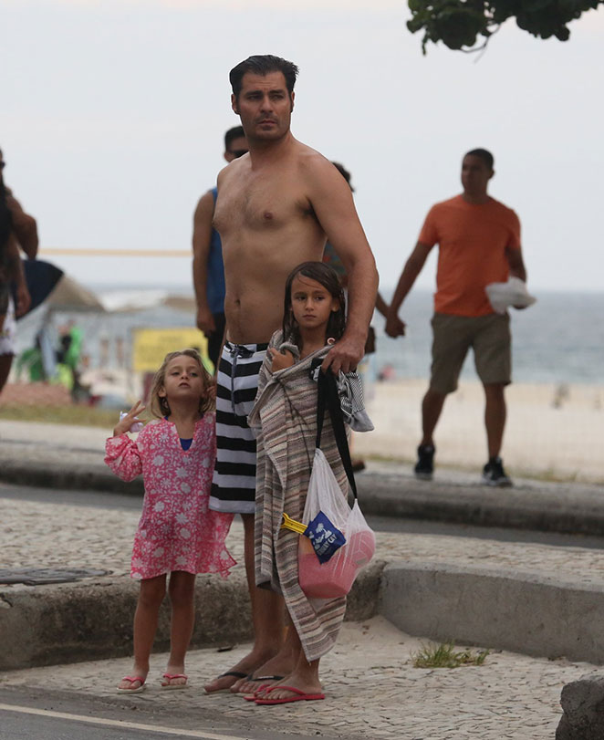Paizão, Thiago Lacerda leva as filhas à praia, no Rio