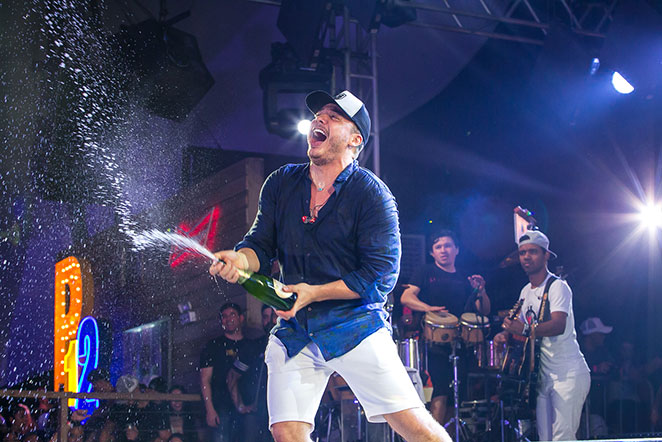 Wesley Safadão promove 'chuva de champanhe' durante show