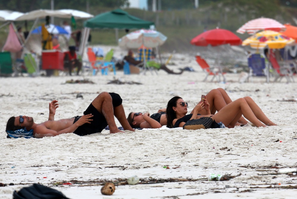 Isis Valverde curte praia do Rio de Janeiro