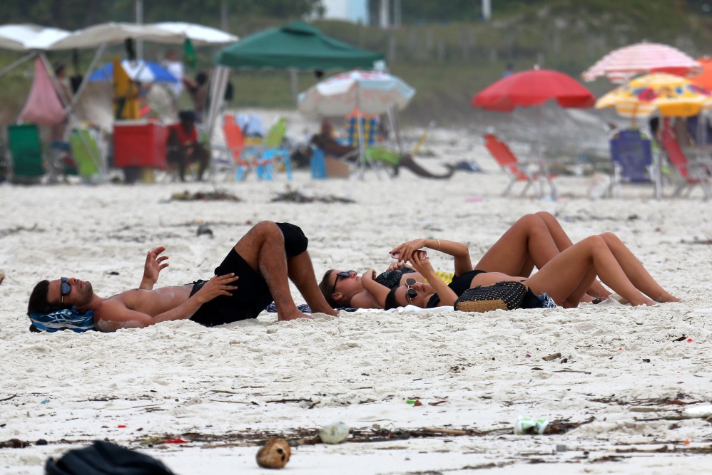 Isis Valverde curte praia do Rio de Janeiro