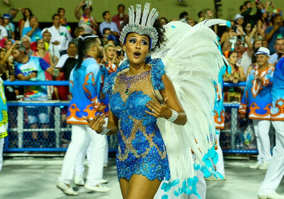 Sheron Menezzes rouba a cena no desfile da Portela