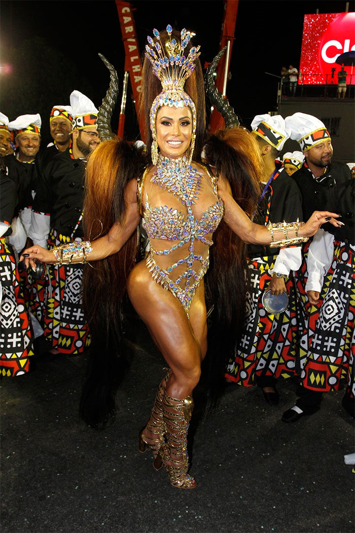 Gracyanne Barbosa brilha em desfile da União da Ilha