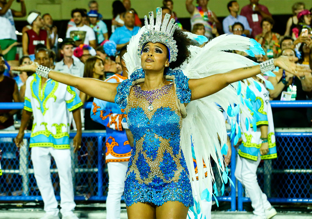 Sheron Menezzes rouba a cena no desfile da Portela