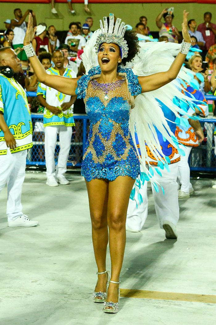 Sheron Menezzes rouba a cena no desfile da Portela