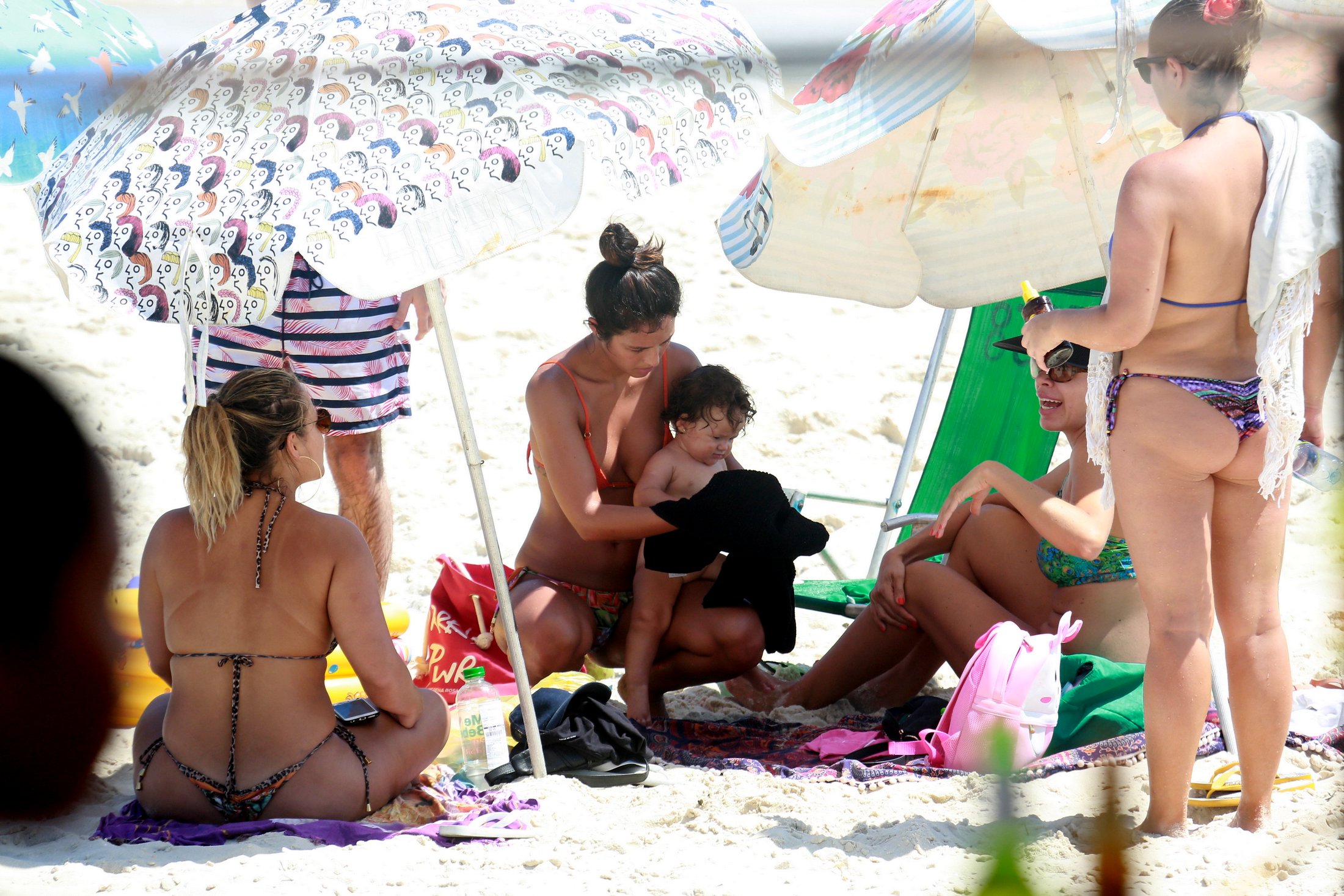 Yanna Lavigne curte belo dia de sol na praia com Madalena