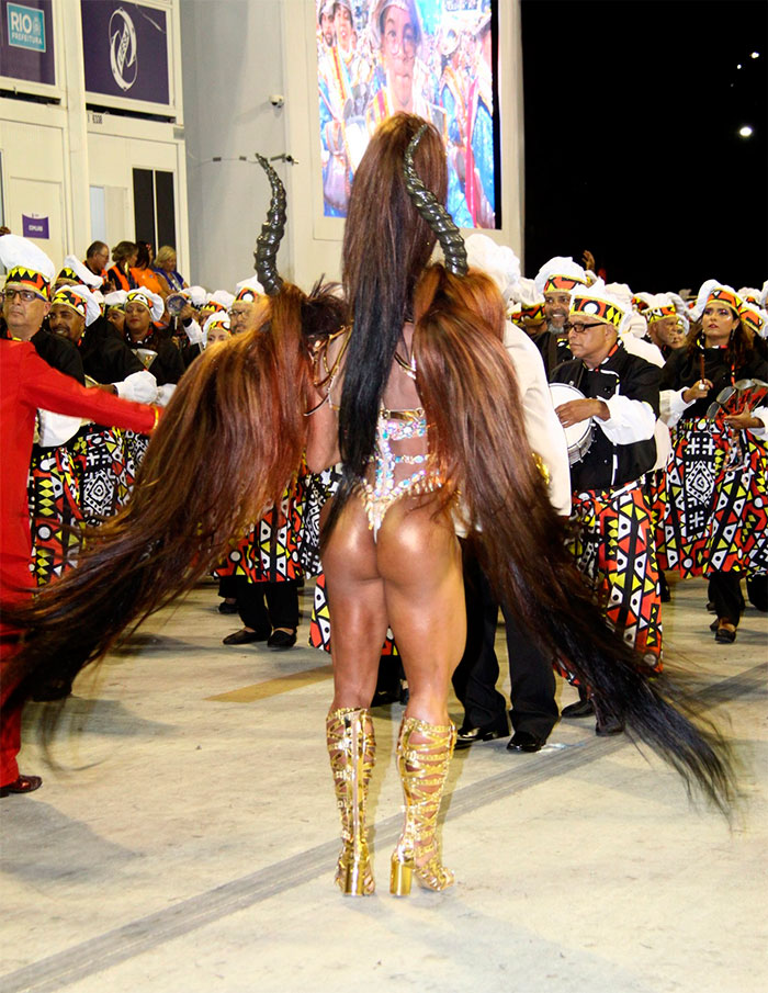 Gracyanne Barbosa brilha em desfile da União da Ilha