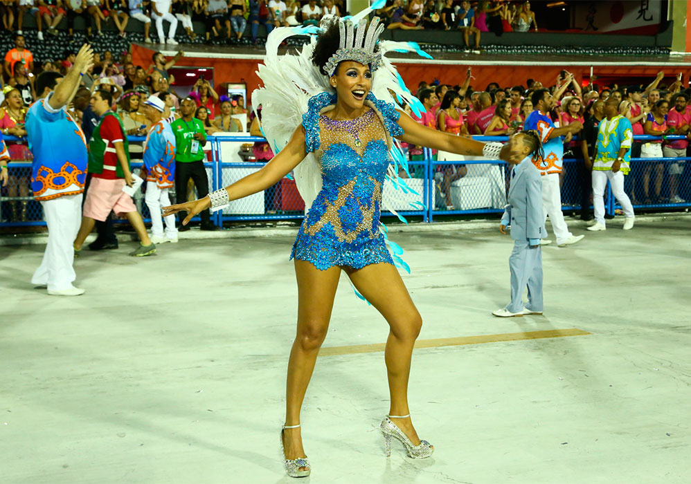 Sheron Menezzes rouba a cena no desfile da Portela