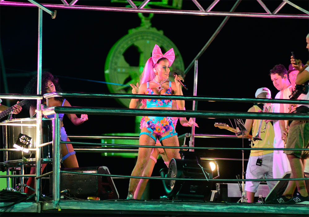 Anitta arrasa no look para o Carnaval de Salvador