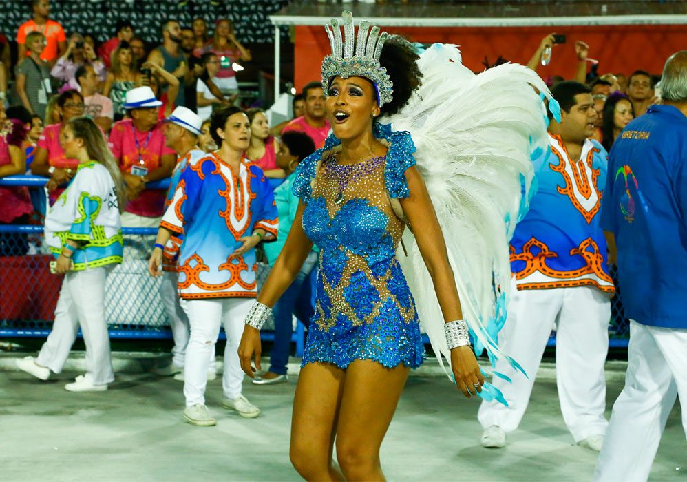 Sheron Menezzes rouba a cena no desfile da Portela