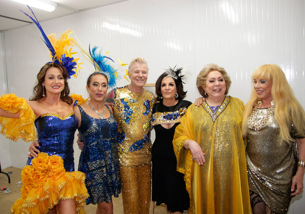 Famosos se preparando para o desfile