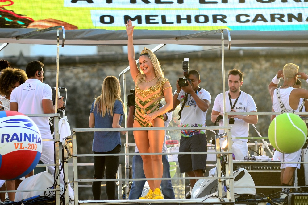 Claudia Leitte arrasta multidão na abertura do Carnaval de Salvador