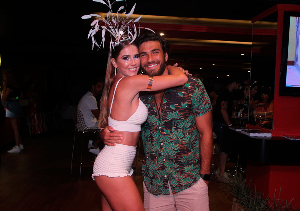 Deborah Secco estava acompanhada do marido, Hugo Moura