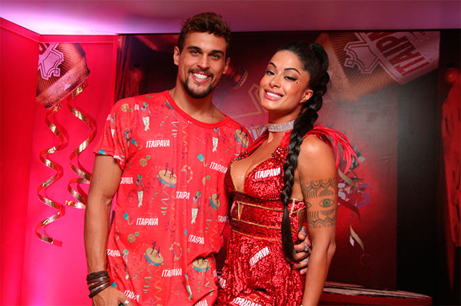 Aline Riscado e Felipe Roque namoram em camarote