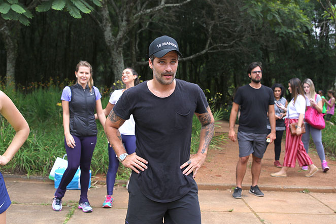 Bruno Gagliasso participa de piquenique em parque de SP