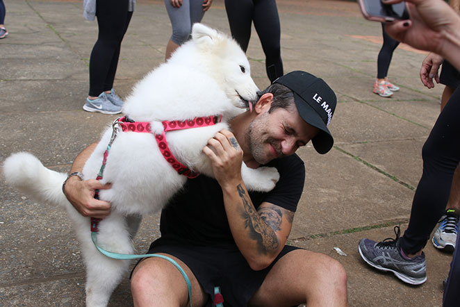 Bruno Gagliasso participa de piquenique em parque de SP