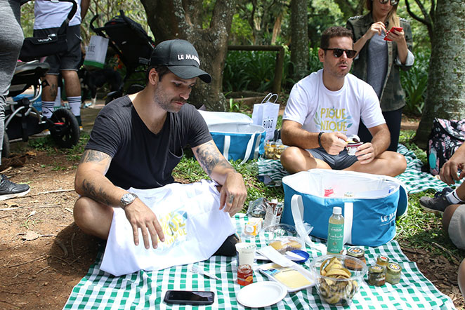 Bruno Gagliasso participa de piquenique em parque de SP