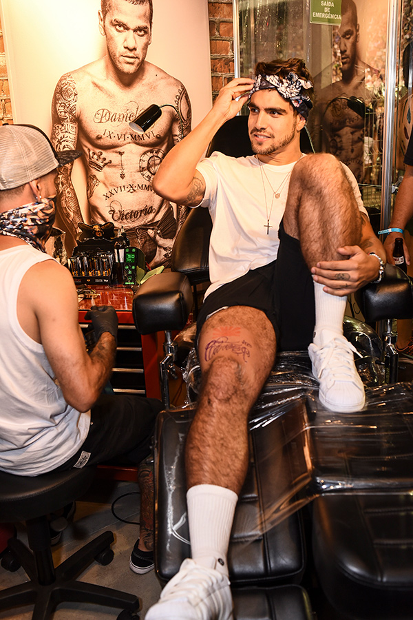 No Sambódromo, Caio Castro faznova tatuagem na perna	
