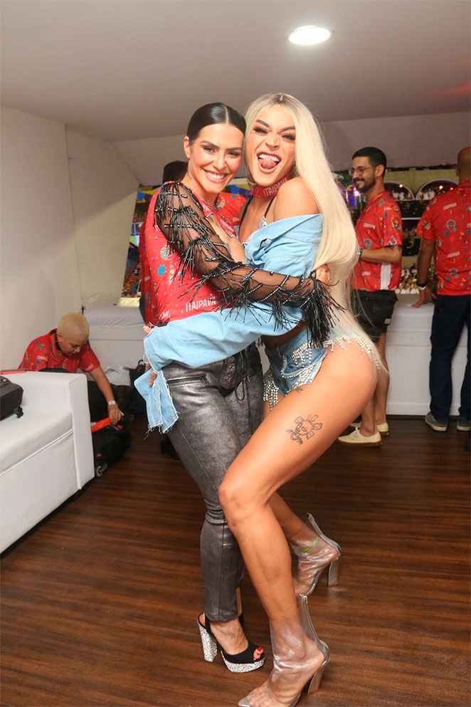 Cléo Pires e Pabllo Vittar posam juntas em camarote