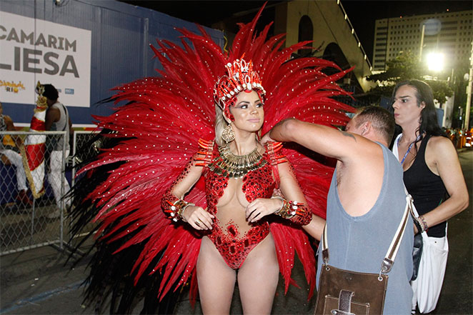 Com fantasia toda brilhante, Lexa se prepara para desfile