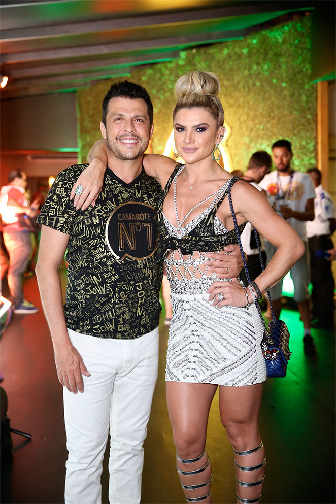 Com look brilhante, Mirella Santos curte folia com o marido