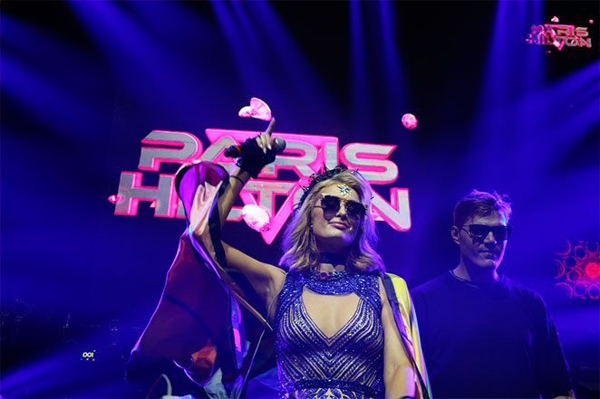 Com look estiloso, Paris Hilton agita camarote em Salvador