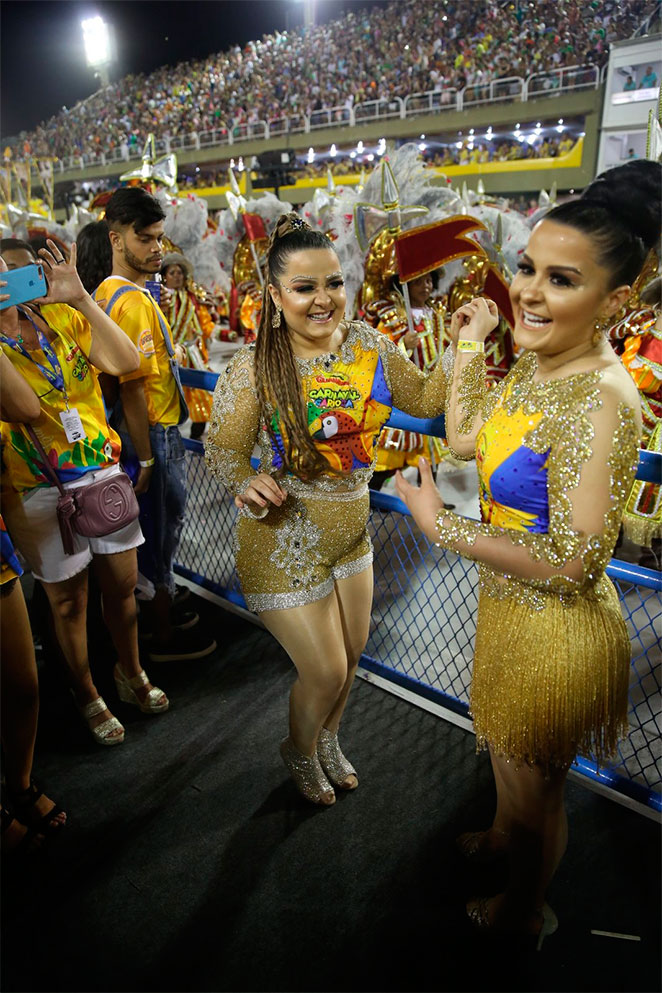 Com looks combinando, Maiara e Maraisa se jogam no Carnaval