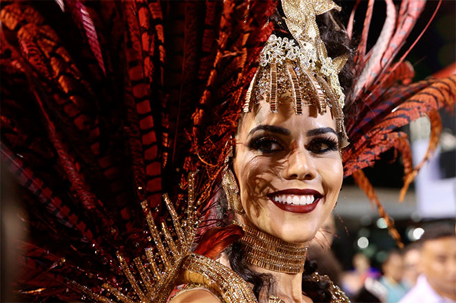 Dani Albuquerque é só alegria durante desfile em São Paulo 