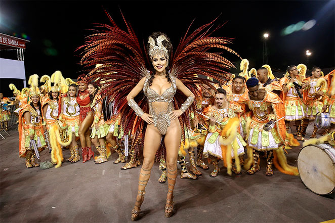 Dani Albuquerque é só alegria durante desfile em São Paulo 