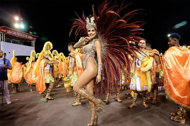 Dani Albuquerque é só alegria durante desfile em São Paulo 